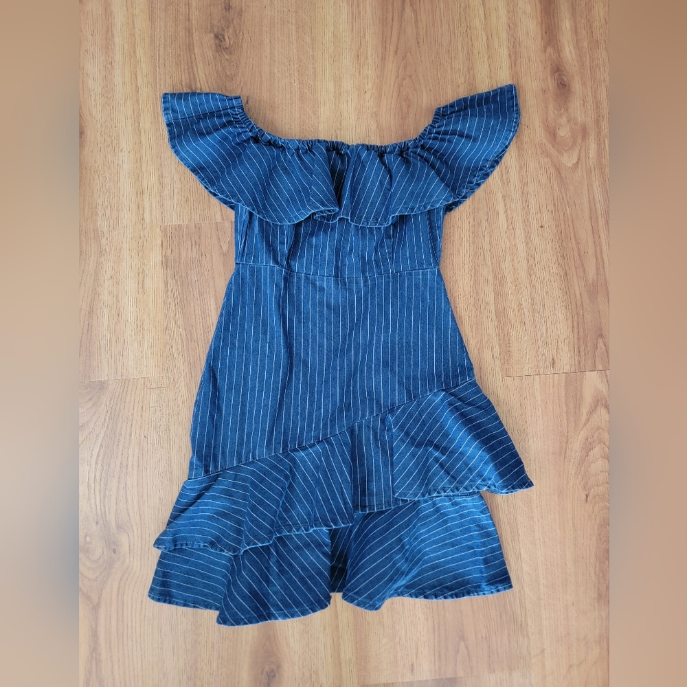 A. Calin off-shoulder denim dress by Flying Tomato Cavender's sz Lg